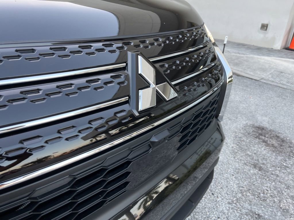 Used 2024 Mitsubishi Outlander ES image 12