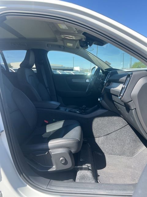 Used 2025 Volvo XC40 B5 Core image 30