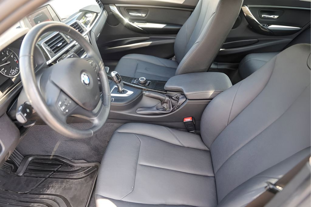 Used 2018 BMW 320i xDrive Sedan AWD/4WD image 12