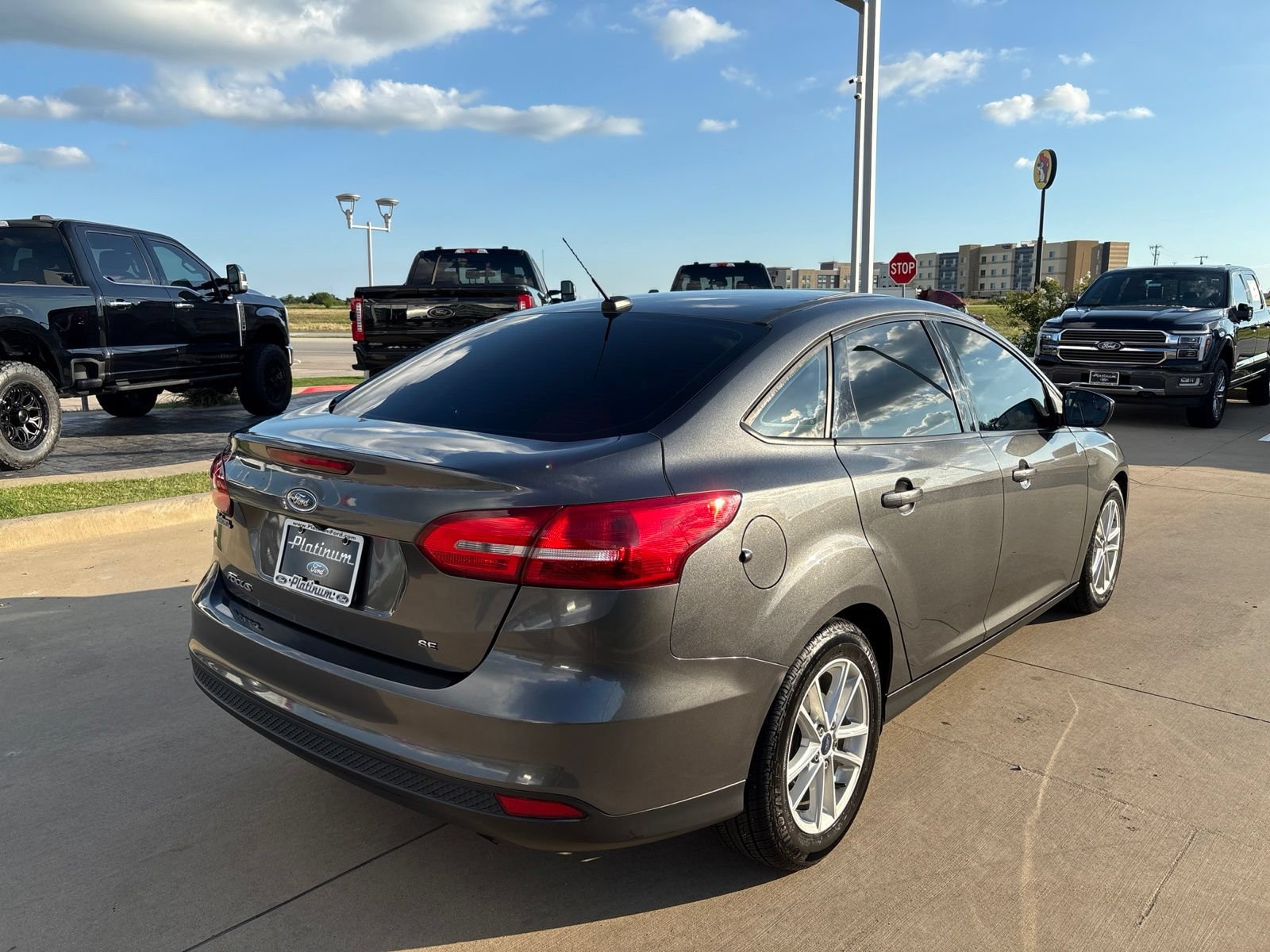 Used 2018 Ford Focus SE FWD image 6