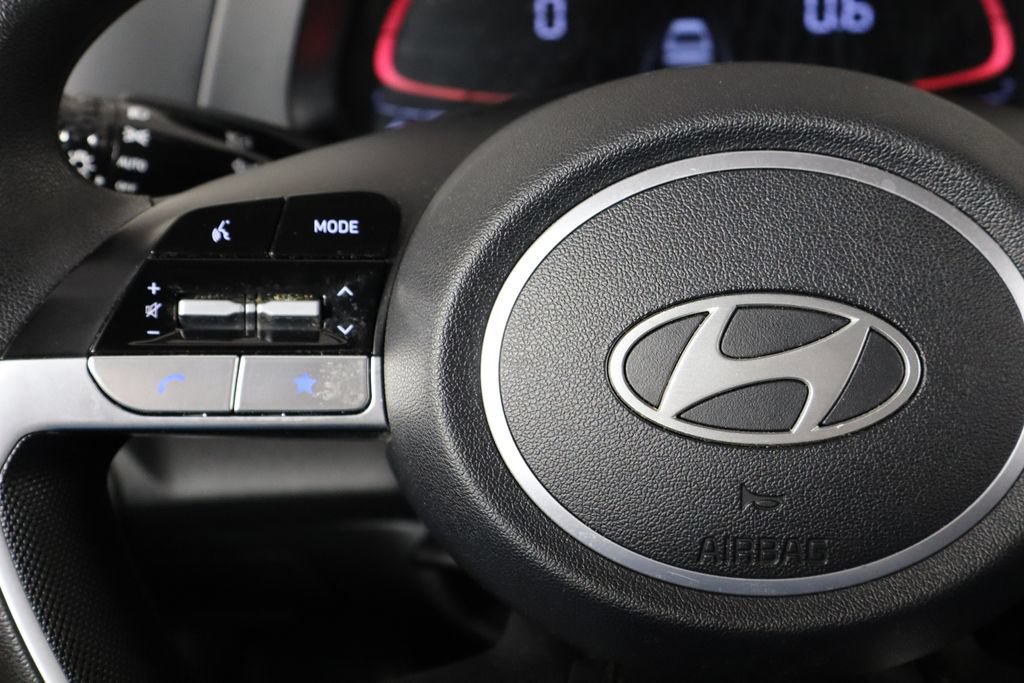 Used 2025 Hyundai Elantra SE FWD image 8