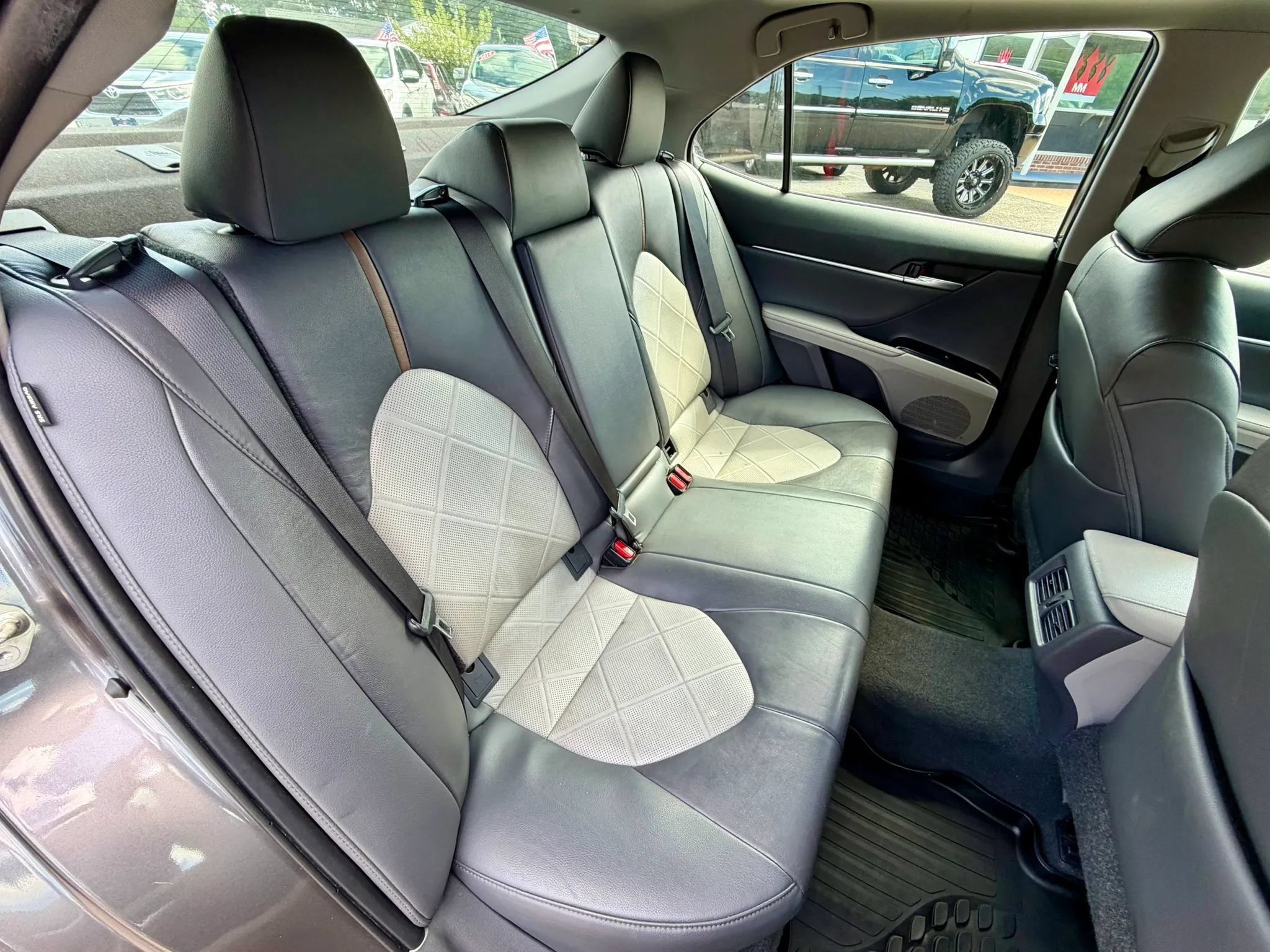 Used 2019 Toyota Camry XLE FWD image 10