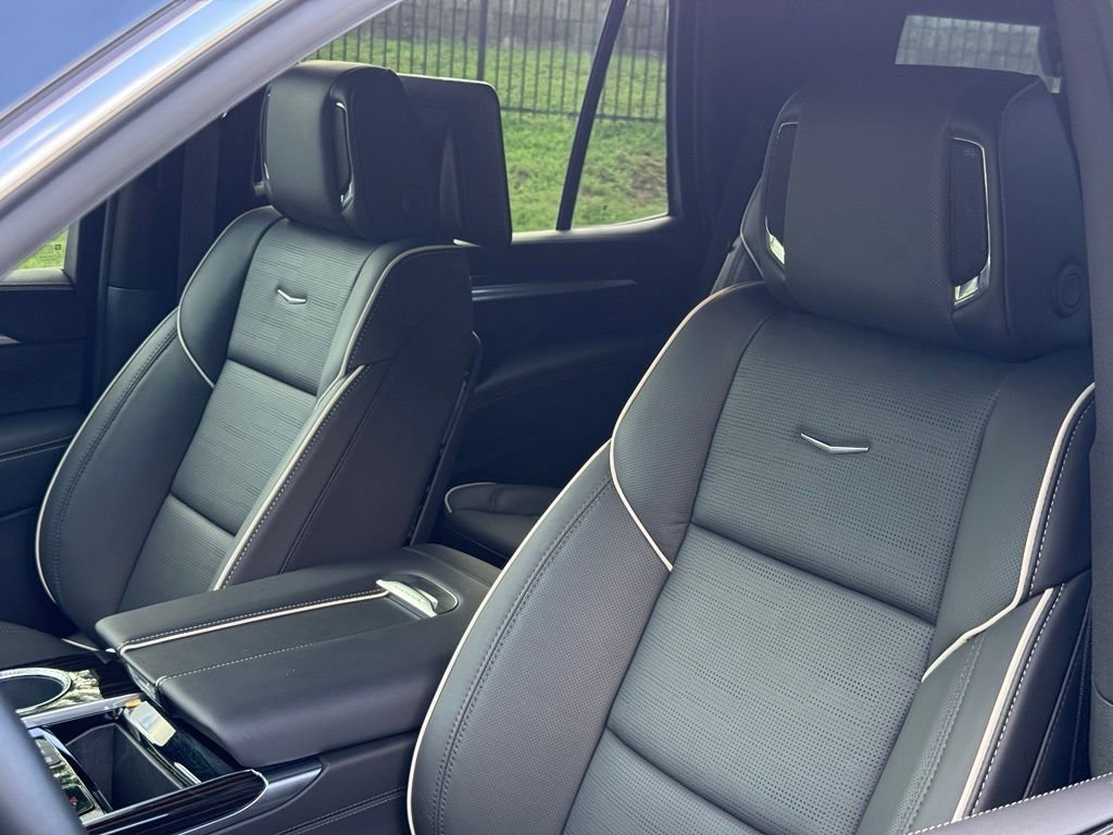 Used 2026 Cadillac Escalade Luxury w/ LPO, Floor Liner Package AWD/4WD image 21