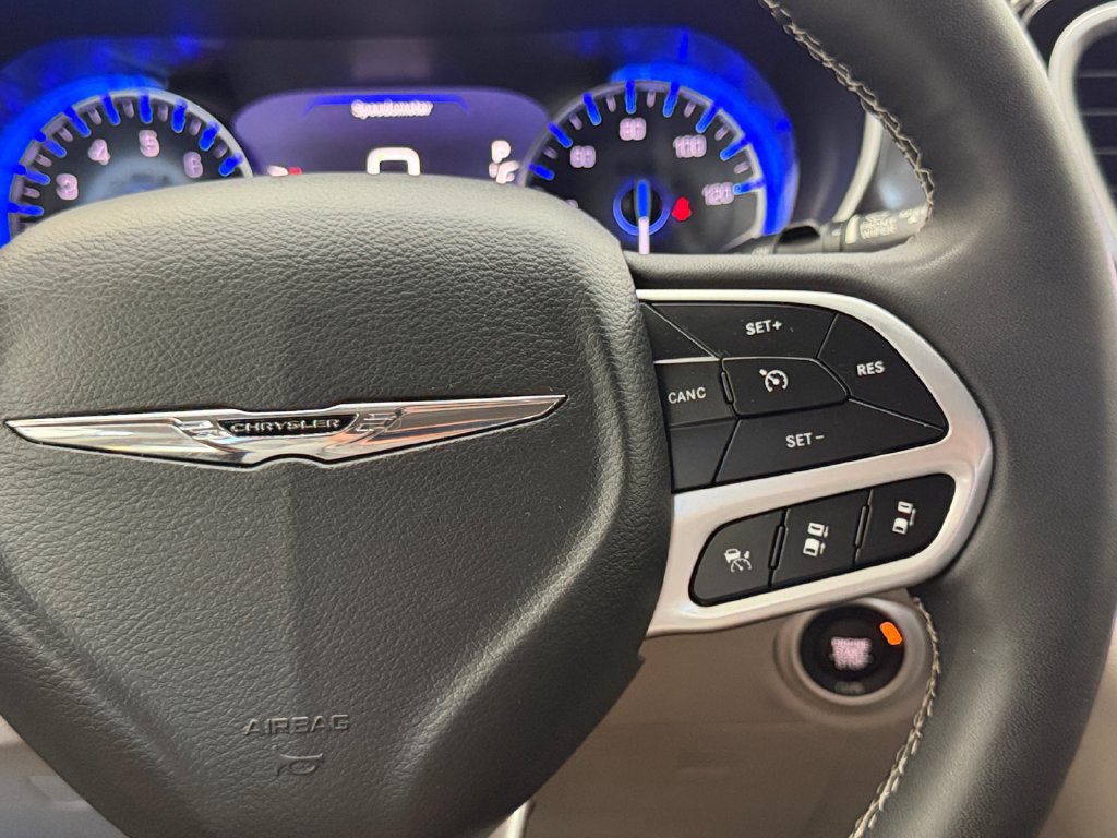 Used 2023 Chrysler Pacifica Touring-L FWD image 33