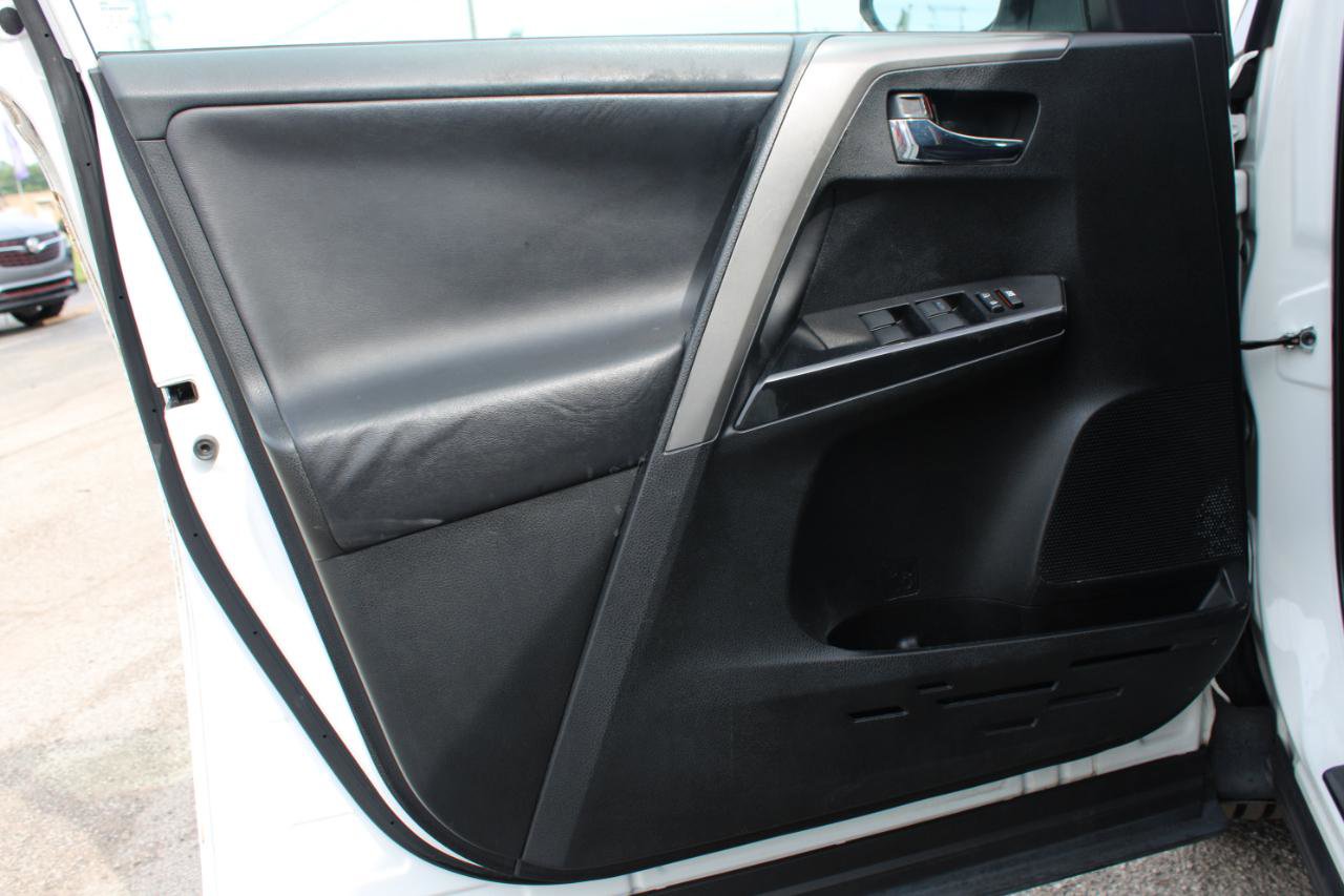 Used 2016 Toyota RAV4 SE FWD image 14