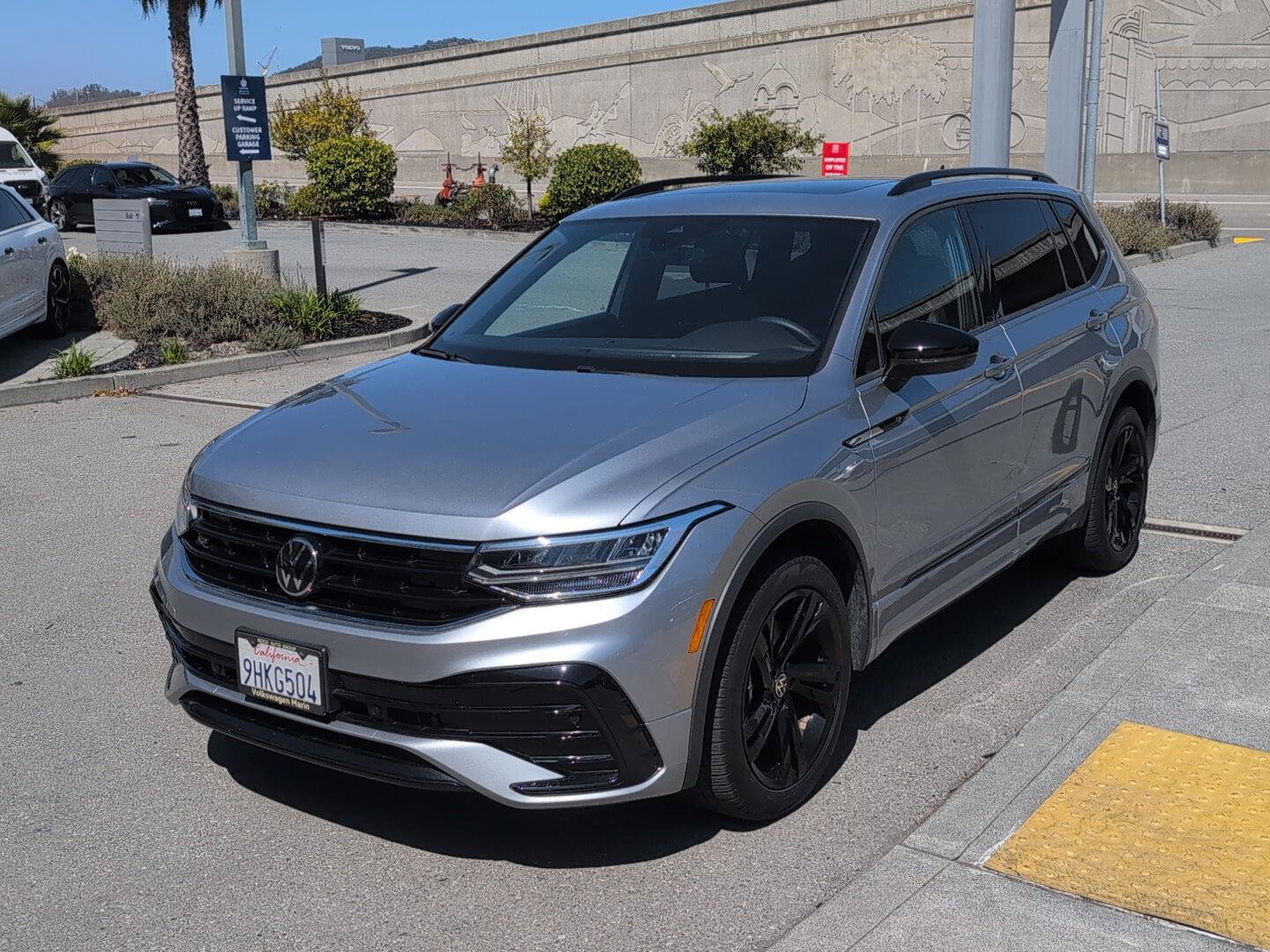 Used 2023 Volkswagen Tiguan SE R-Line AWD/4WD image 2