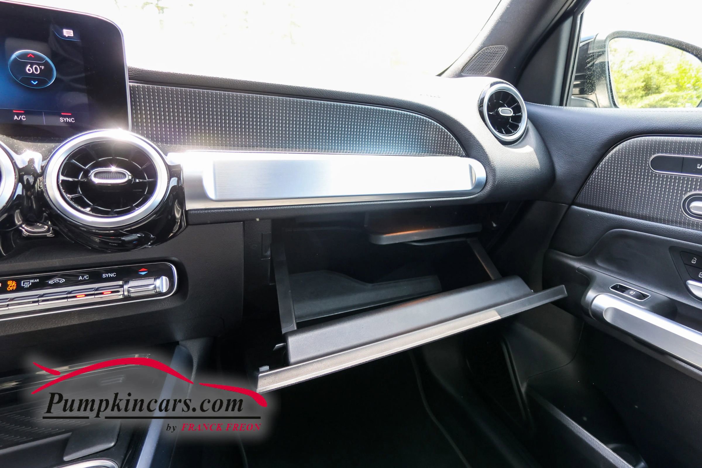 Used 2021 Mercedes-Benz GLB 250 4MATIC w/ Premium Package image 36