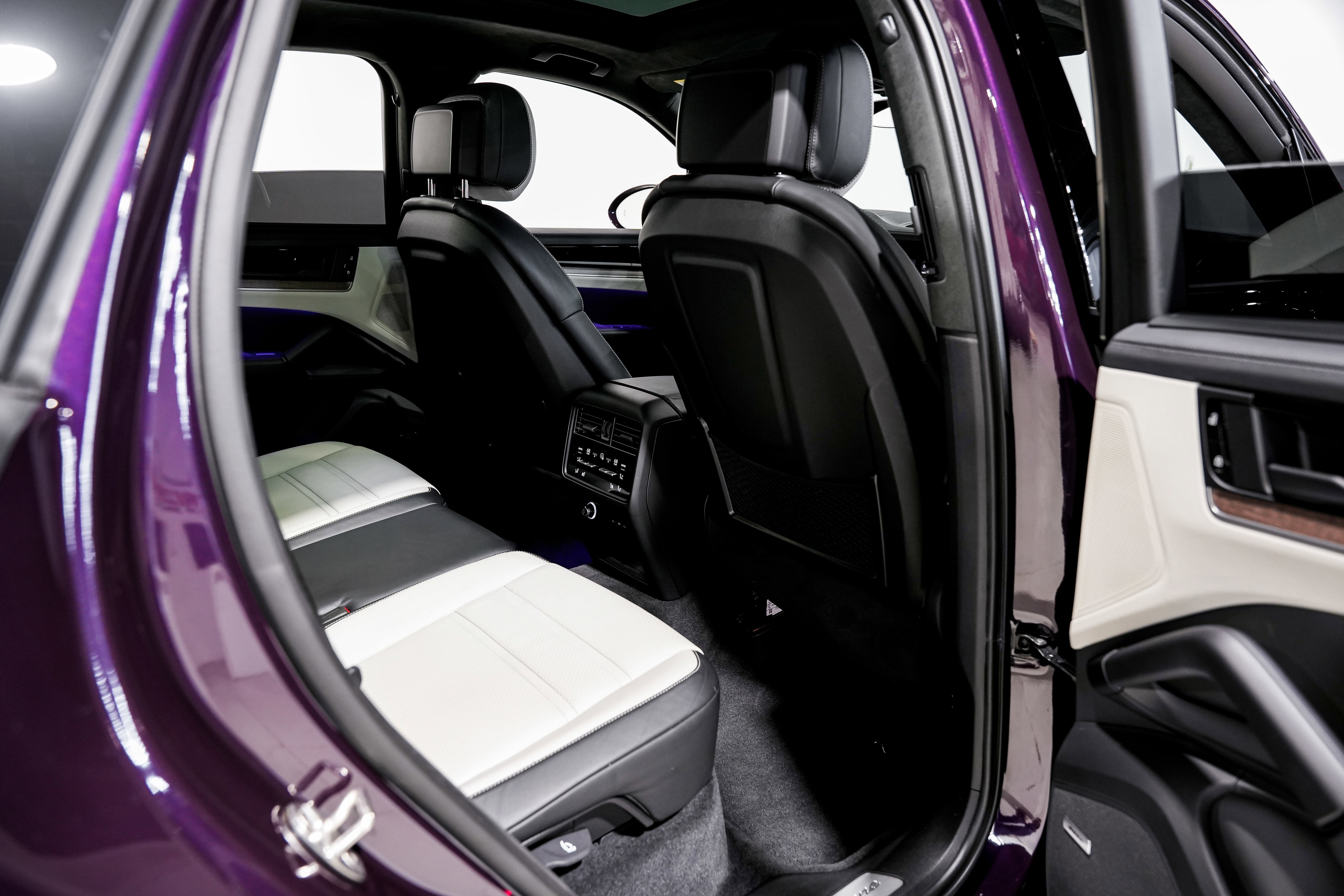 Used 2024 Porsche Cayenne S image 33