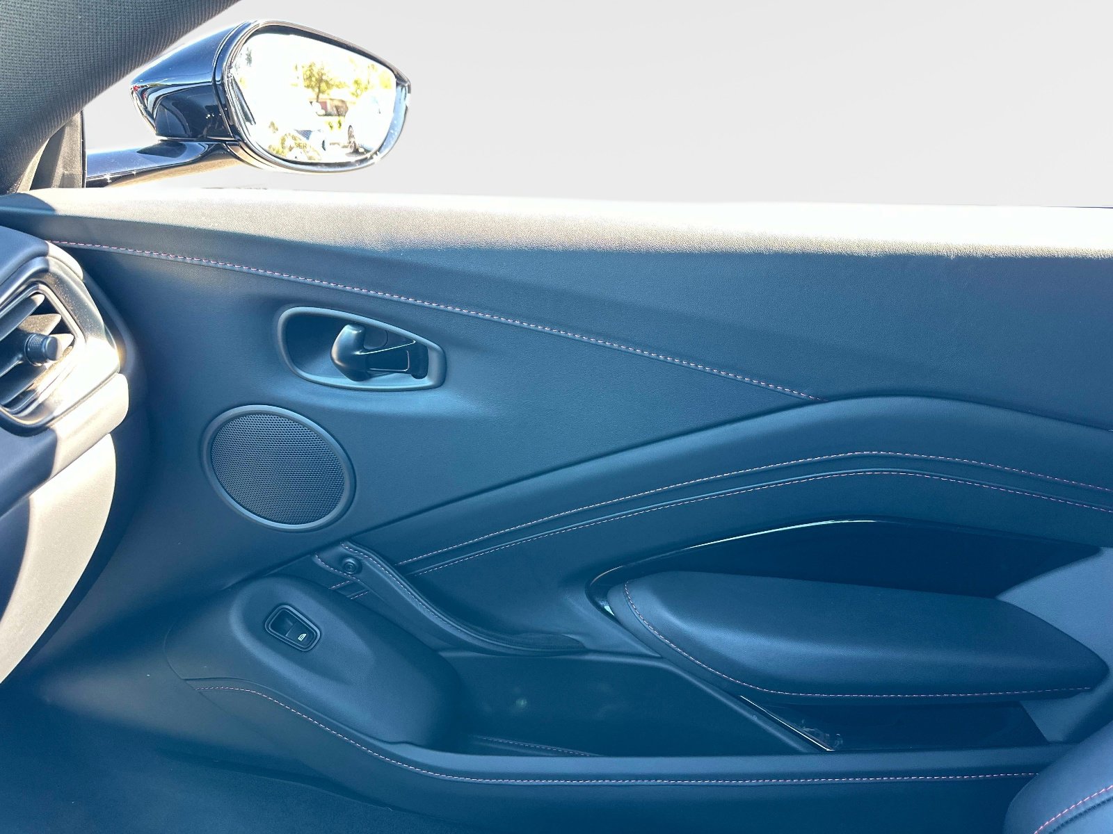 Used 2023 Aston Martin V8 Vantage Roadster image 17