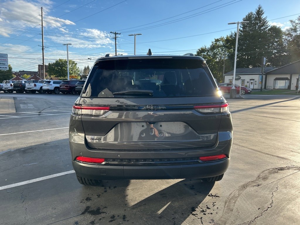New 2025 Jeep Grand Cherokee image 4