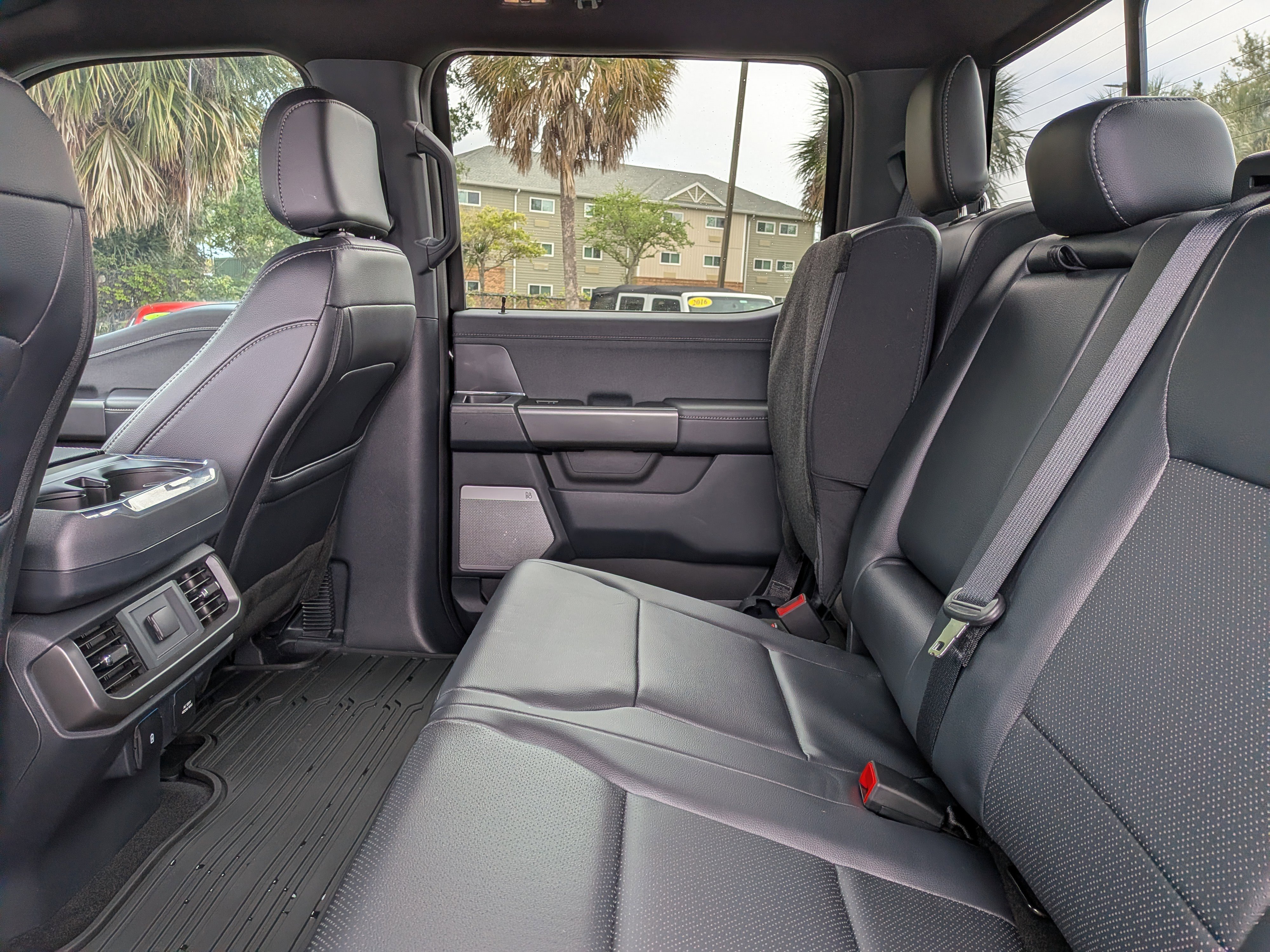 Used 2025 Ford F150 Lariat w/ Equipment Group 501A Mid image 14