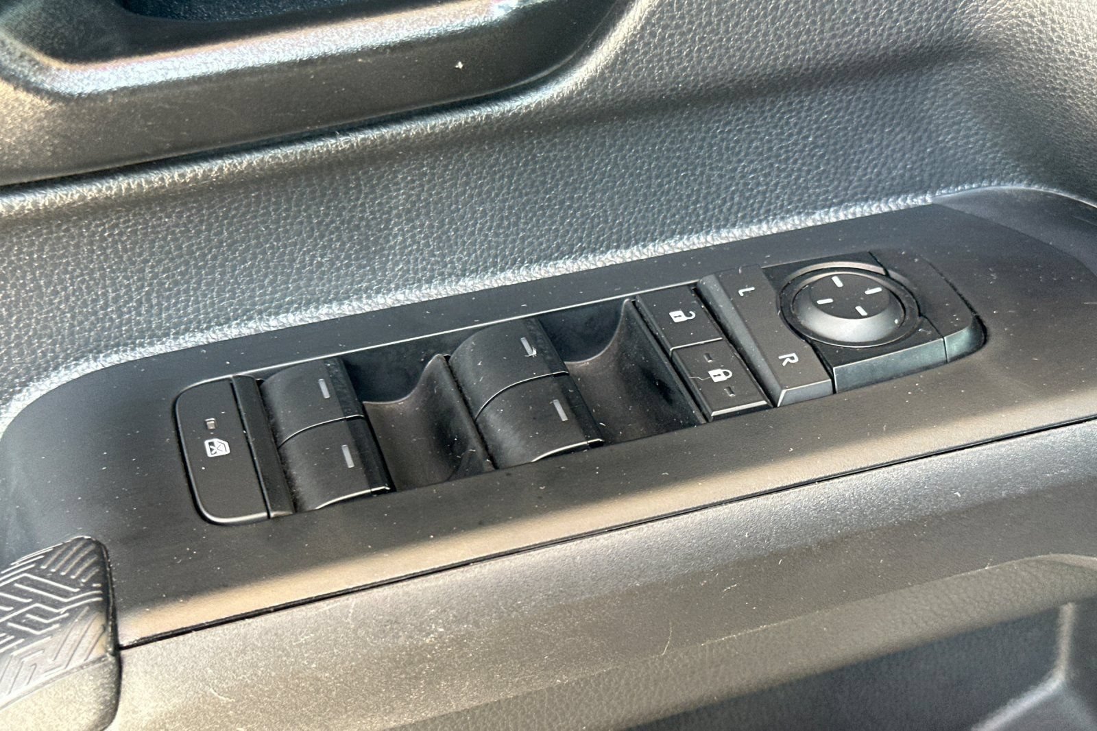 Certified 2025 Toyota Tacoma SR5 AWD/4WD image 14