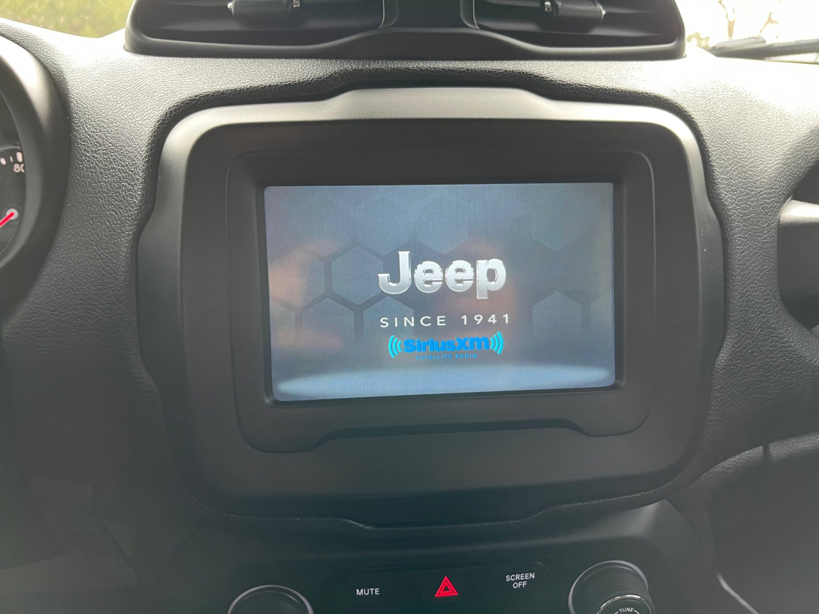 Used 2020 Jeep Renegade Latitude w/ Cold Weather Group image 12