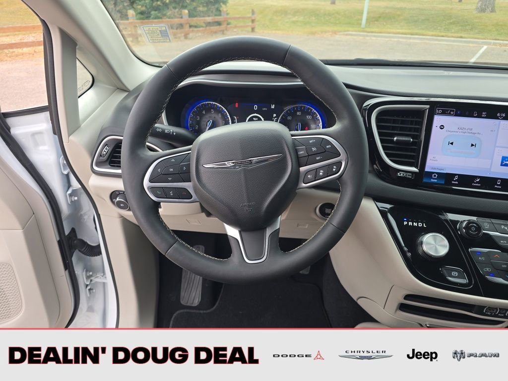 Used 2024 Chrysler Pacifica Touring-L image 14