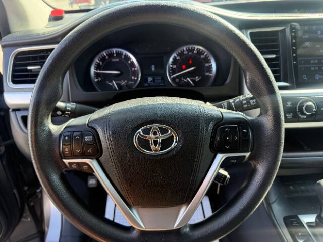 Used 2016 Toyota Highlander LE FWD image 11