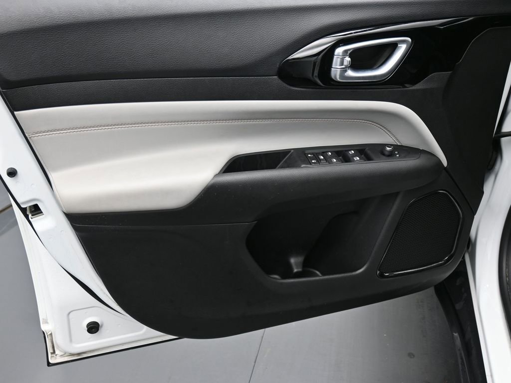 Certified 2022 Jeep Compass Limited image 9