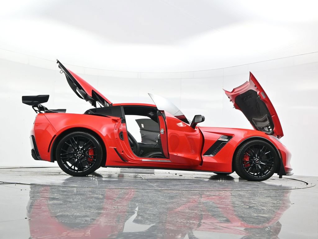 Used 2015 Chevrolet Corvette Z06 w/ 3LZ Preferred Equipment Group RWD image 51