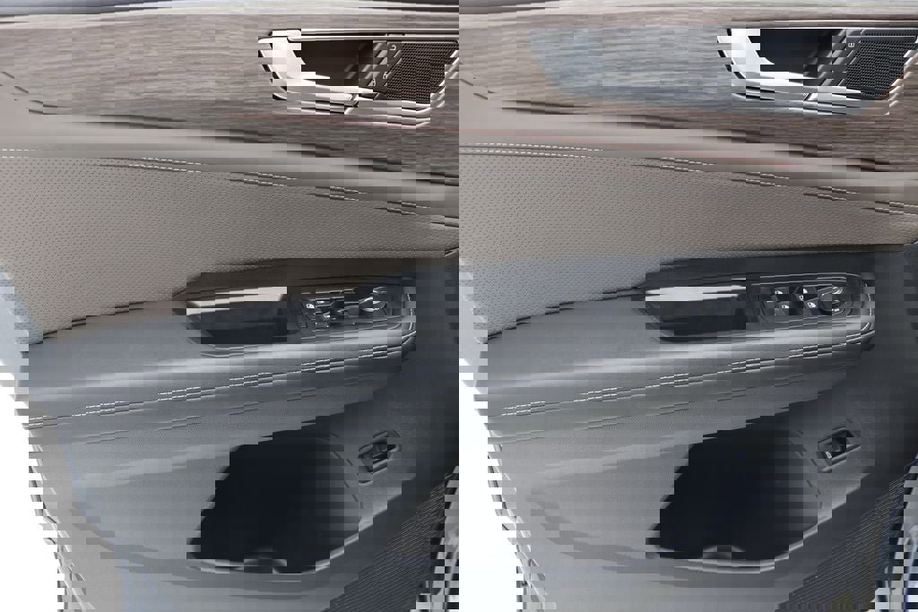 Used 2025 Volkswagen Atlas SEL image 16