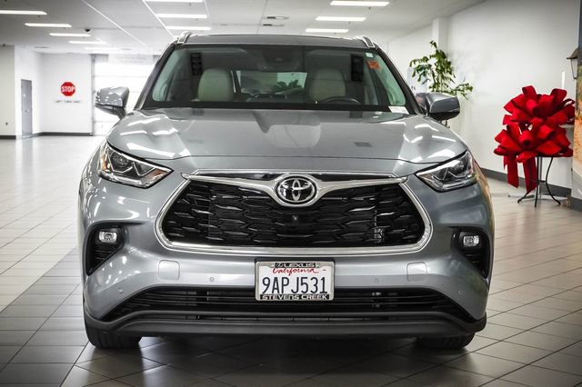 Used 2022 Toyota Highlander Limited AWD/4WD image 3