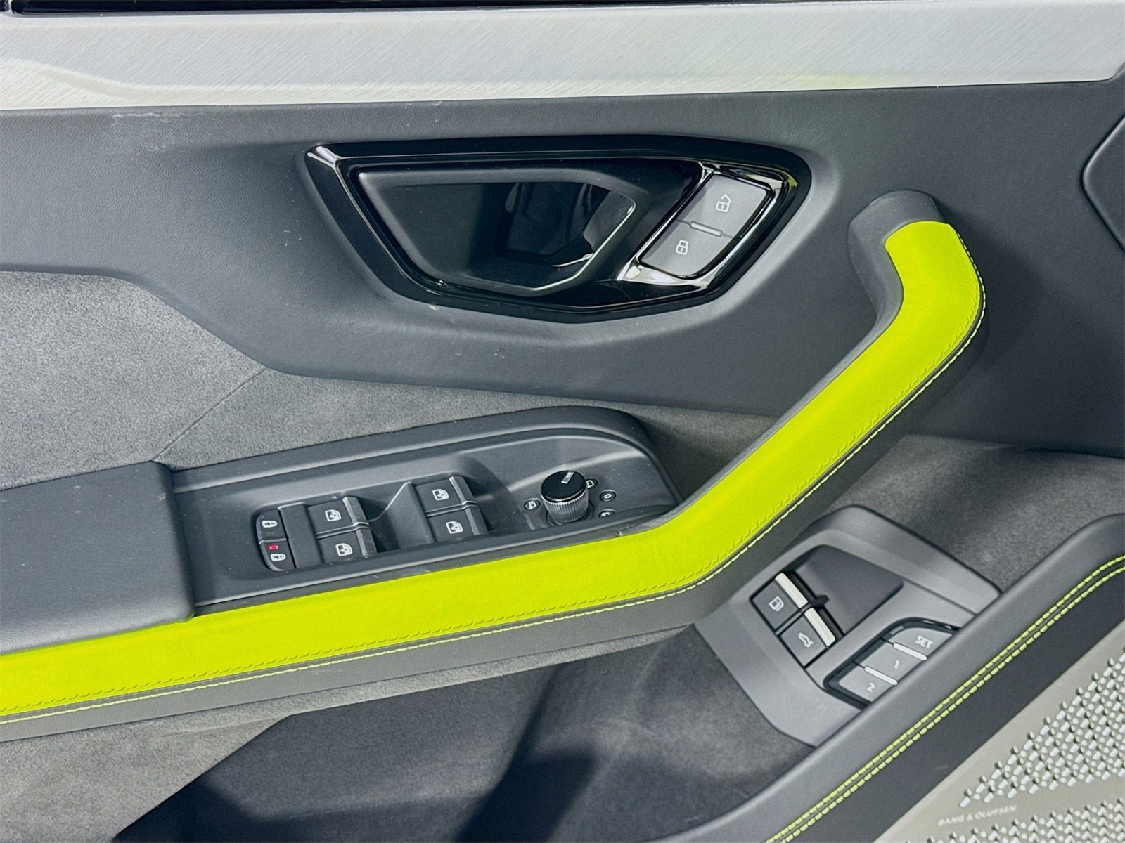 Used 2025 Lamborghini Urus SE image 16