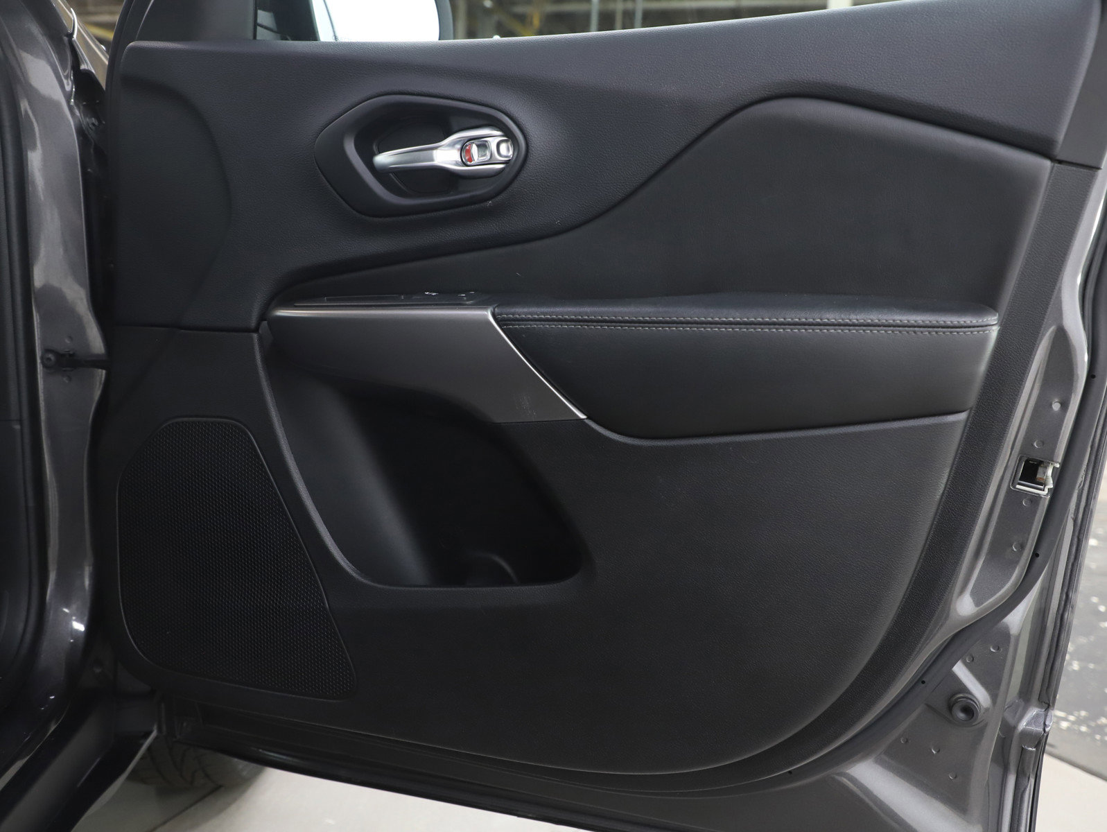 Used 2019 Jeep Cherokee Limited image 9