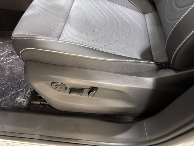 New 2026 Volkswagen Tiguan SE R-Line AWD/4WD image 17