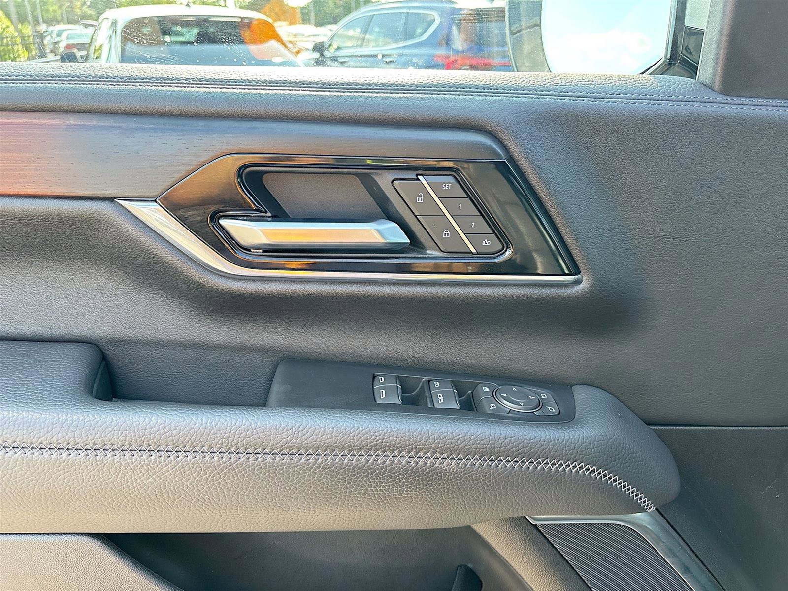 Used 2025 GMC Yukon Denali RWD image 18