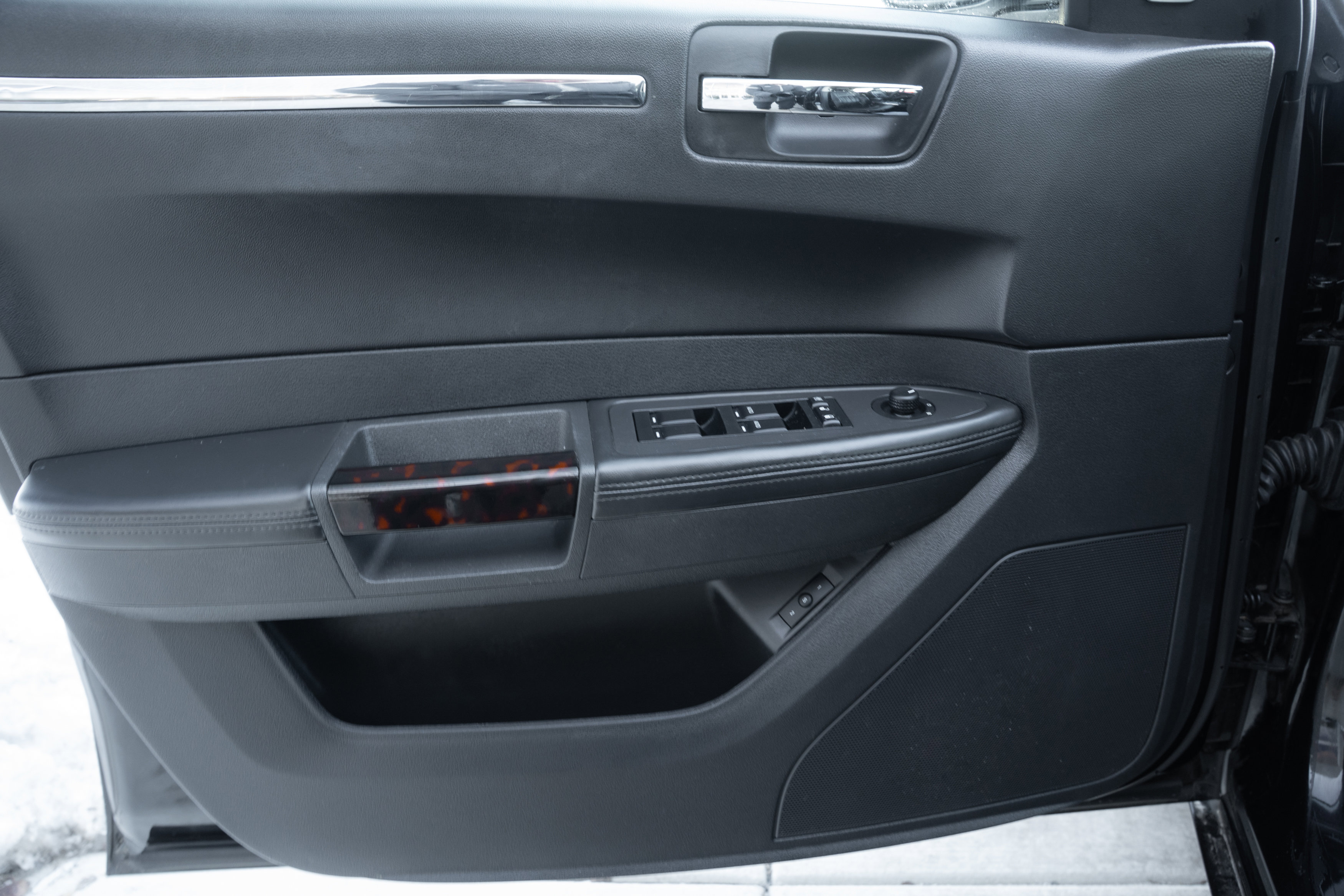 Used 2010 Chrysler 300 C image 17