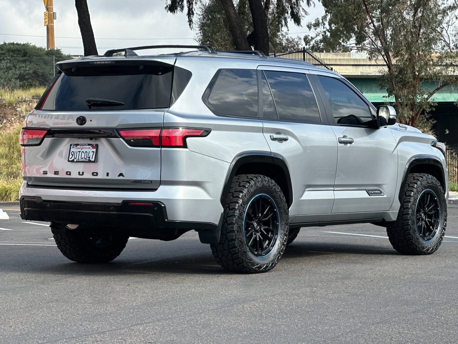 Used 2025 Toyota Sequoia Platinum AWD/4WD image 5