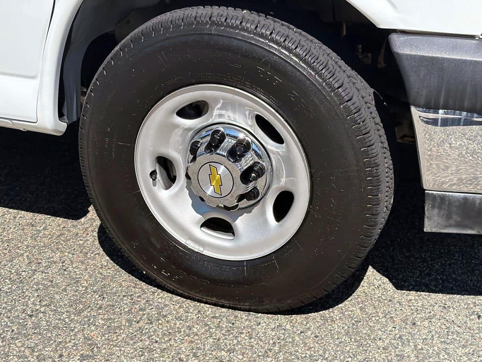 Used 2025 Chevrolet Express 2500 LT RWD image 7