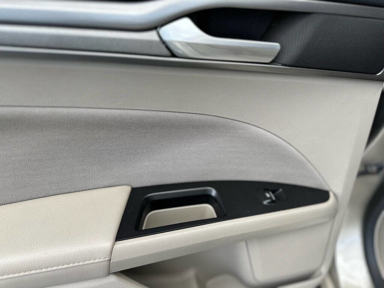 Used 2017 Ford Fusion SE image 31