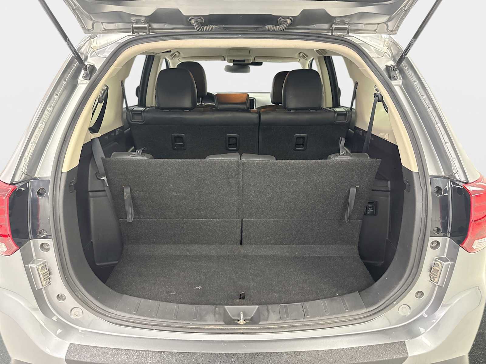 Used 2020 Mitsubishi Outlander SE AWD/4WD image 19