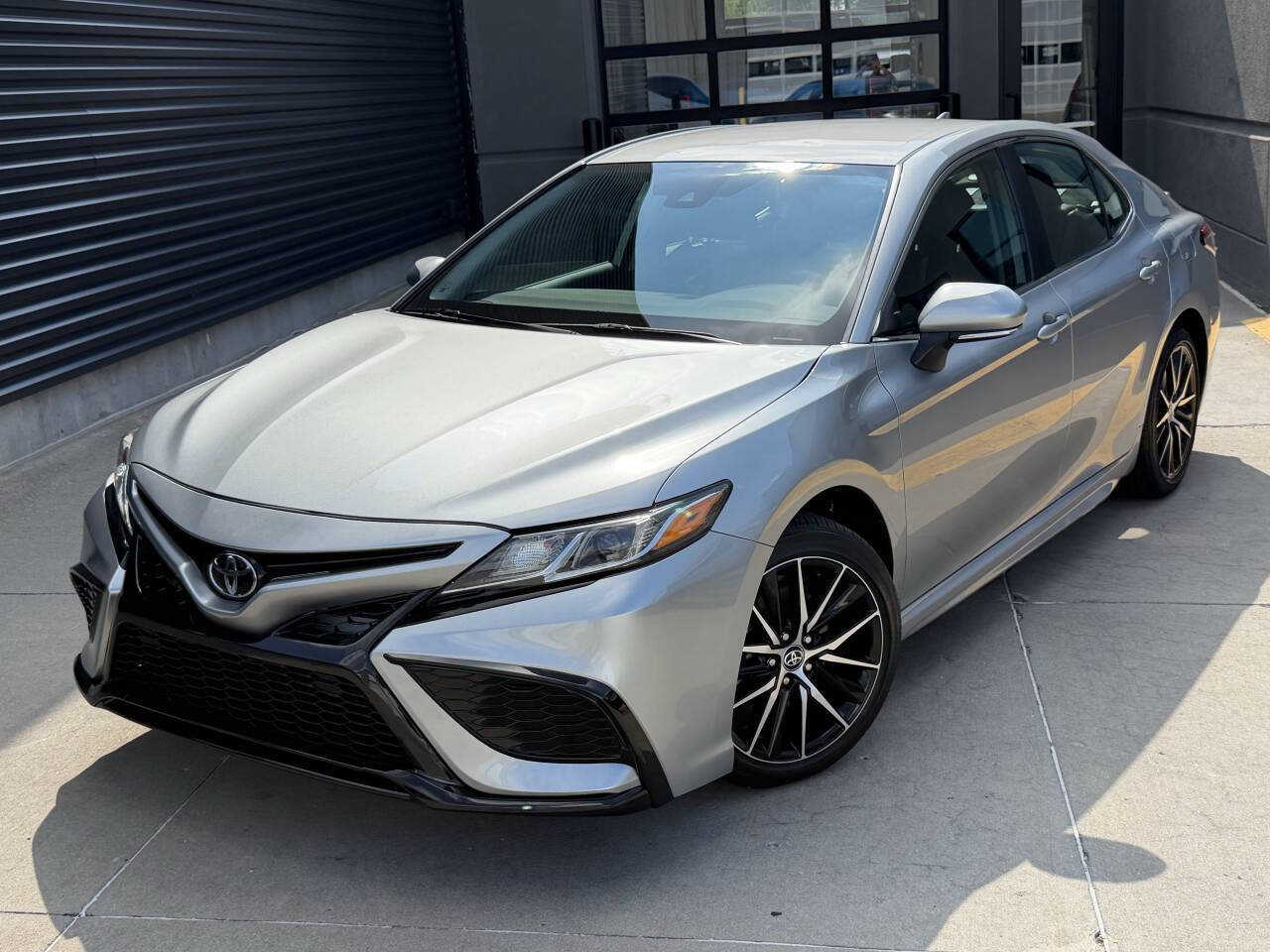 Used 2024 Toyota Camry SE FWD image 2
