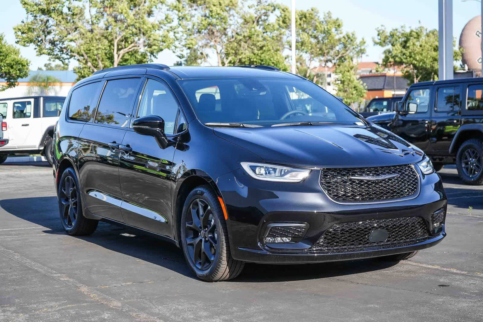 New 2026 Chrysler Pacifica Select FWD image 3