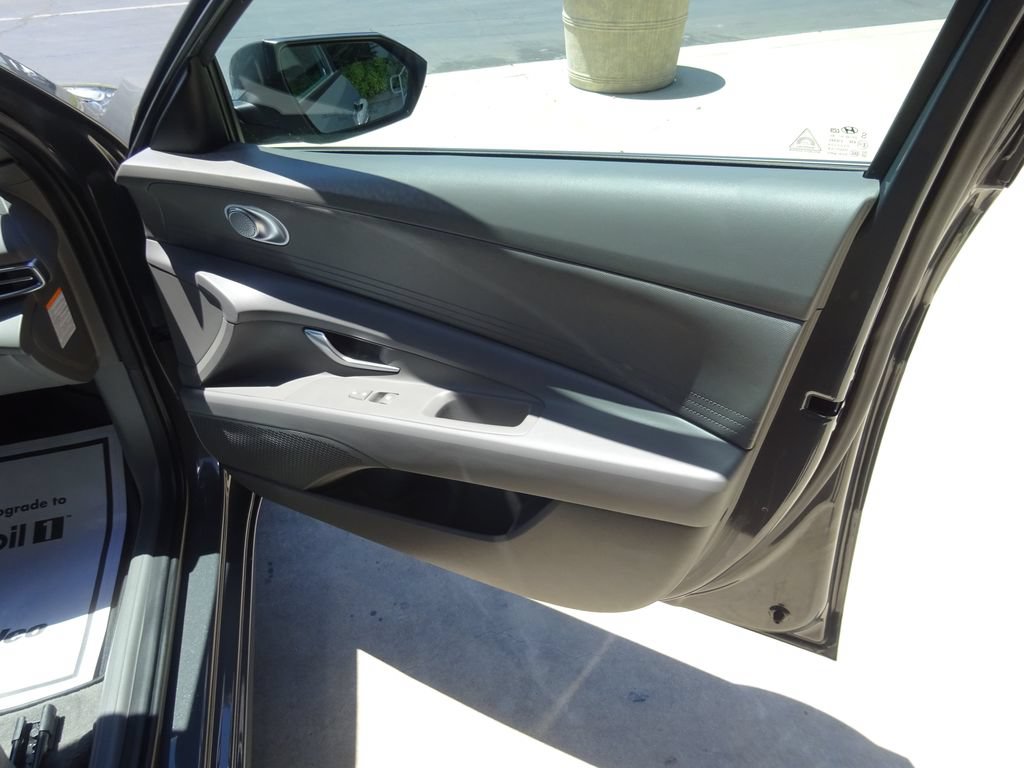 Used 2025 Hyundai Elantra Hybrid FWD image 29