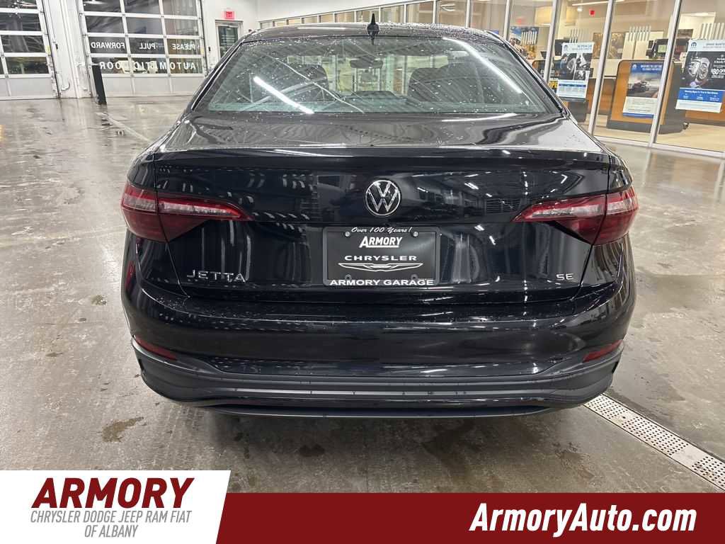 Used 2024 Volkswagen Jetta SE image 5