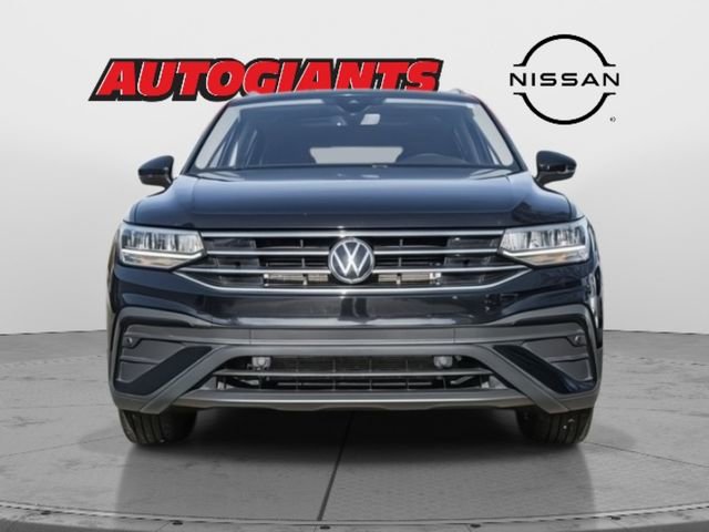 Used 2022 Volkswagen Tiguan SE w/ Panoramic Sunroof Package image 2