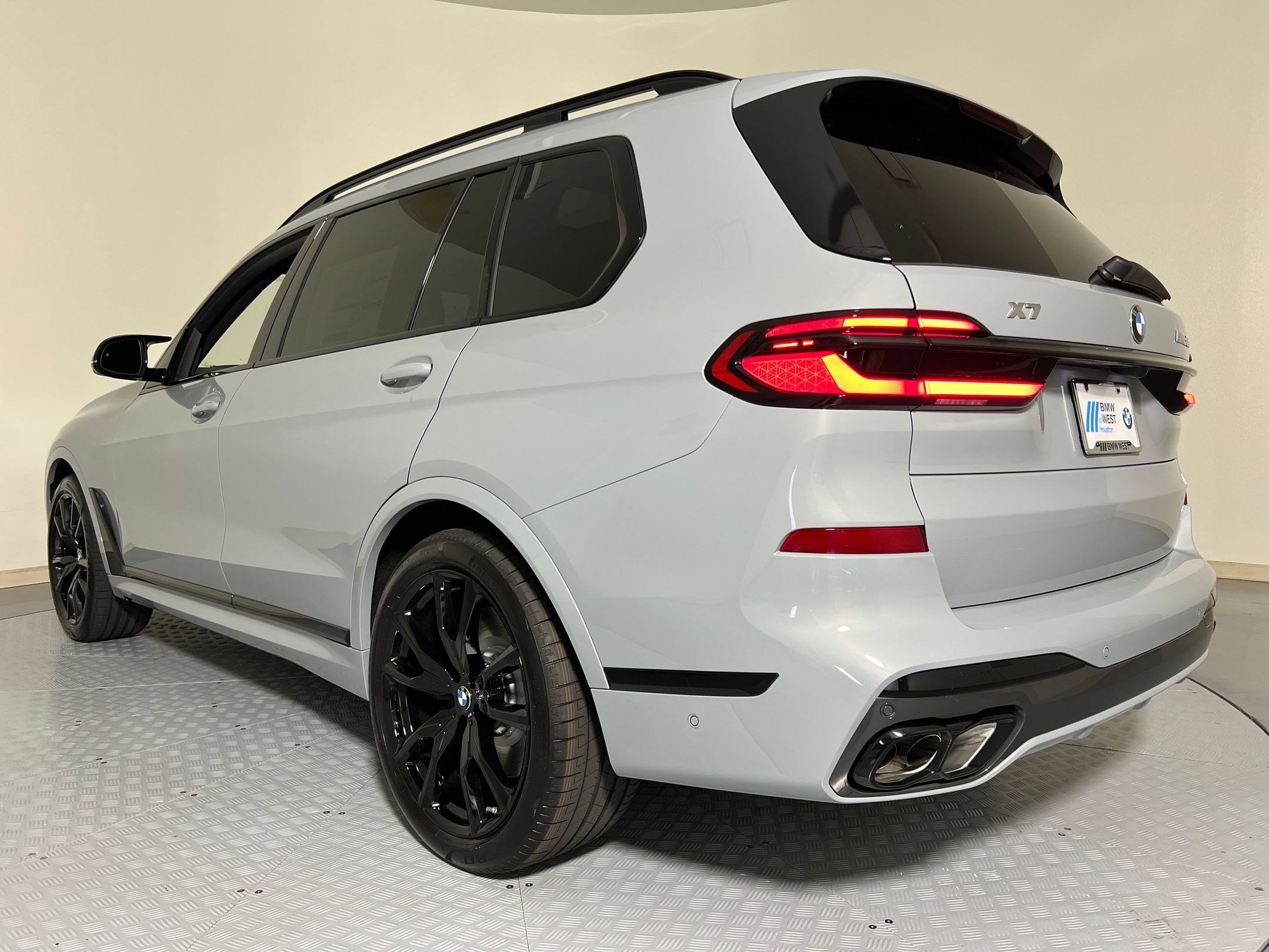 New 2026 BMW X7 M60i image 3