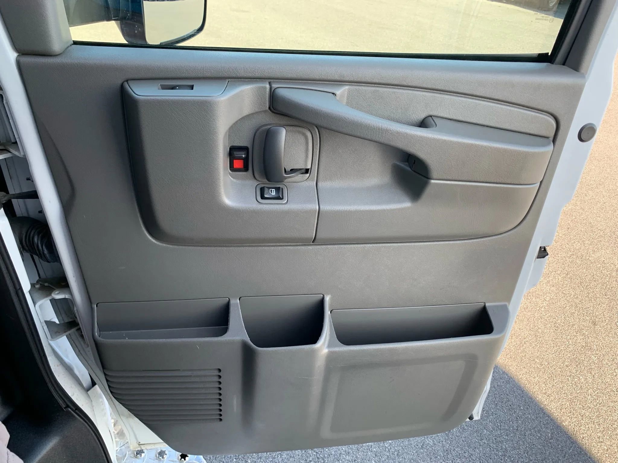 Used 2014 Chevrolet Express 4500 w/ Ambulance Package image 26