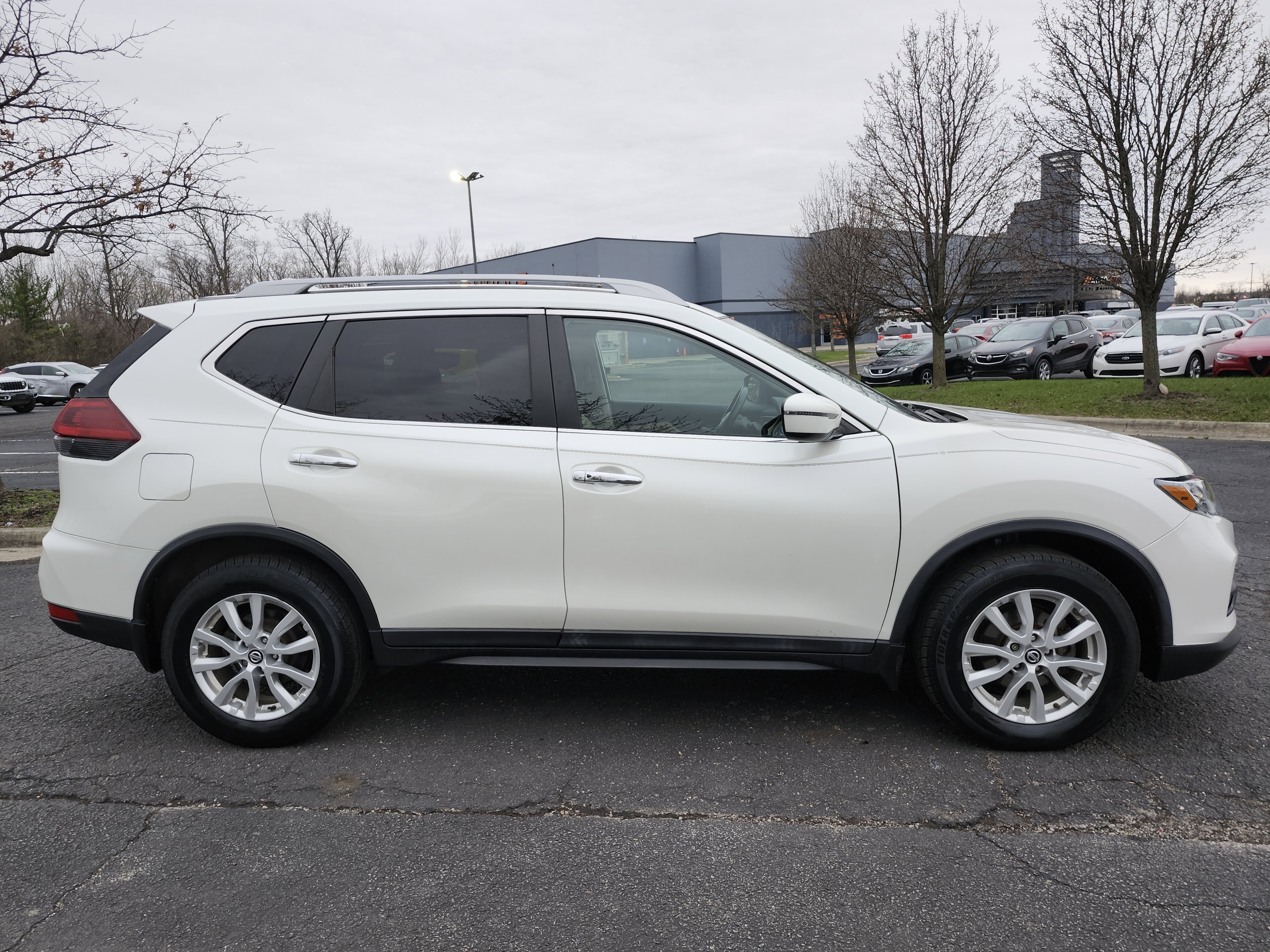 Used 2018 Nissan Rogue SV image 18