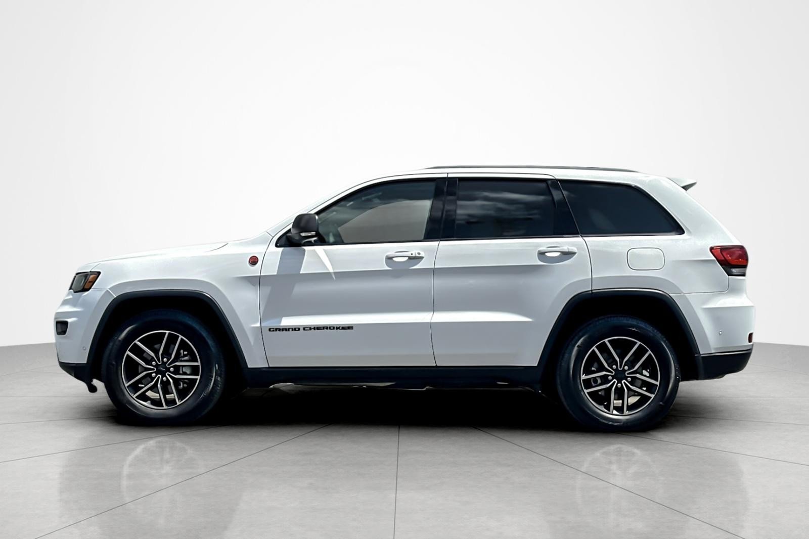 Used 2019 Jeep Grand Cherokee Trailhawk AWD/4WD image 2