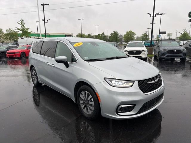 Used 2023 Chrysler Pacifica Touring-L FWD image 1