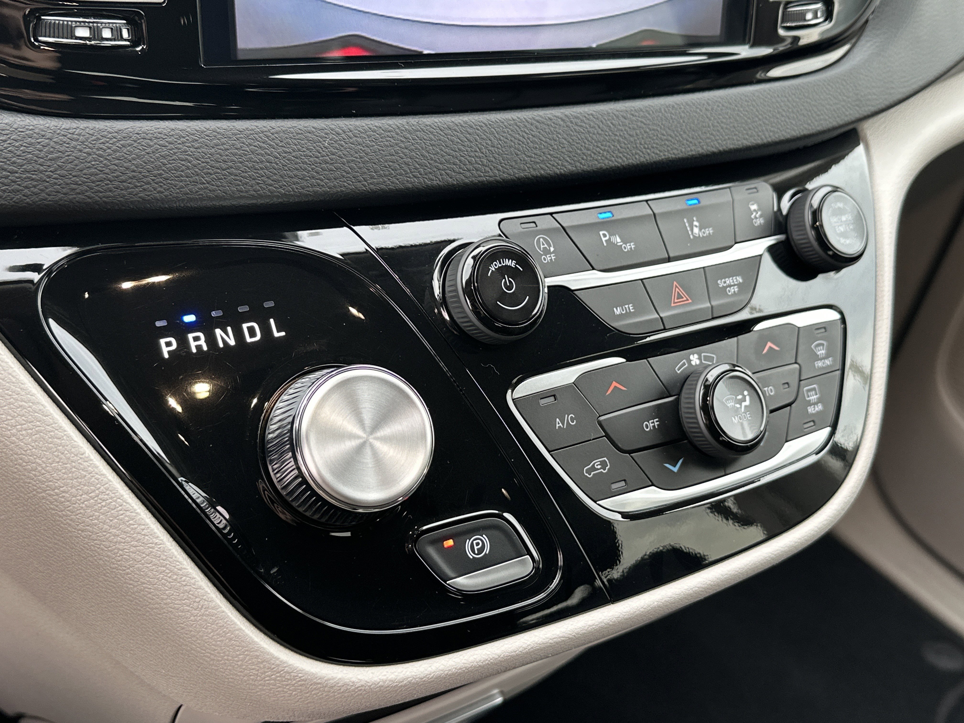 Used 2024 Chrysler Pacifica Touring-L image 22