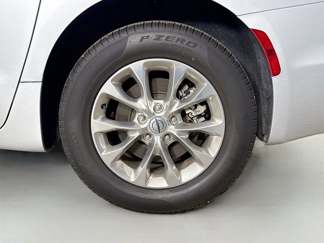 Used 2023 Chrysler Pacifica Touring-L image 29