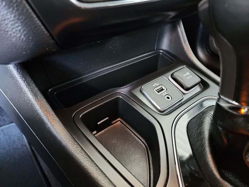 Used 2019 Jeep Cherokee Limited FWD image 31
