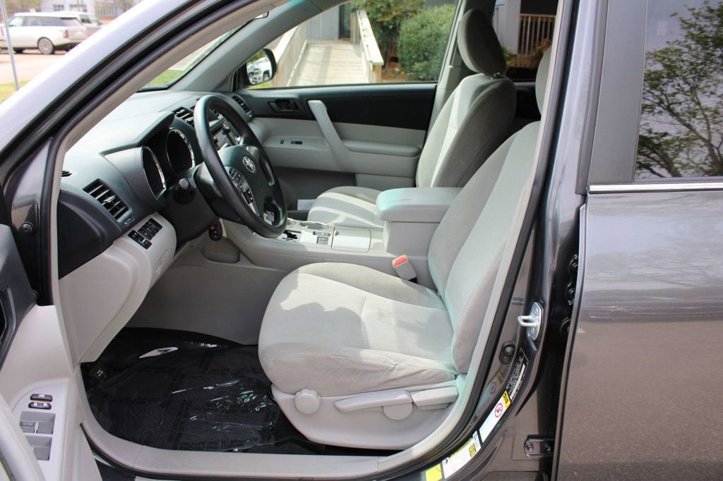 Used 2013 Toyota Highlander Plus w/ Cold Weather Pkg image 10