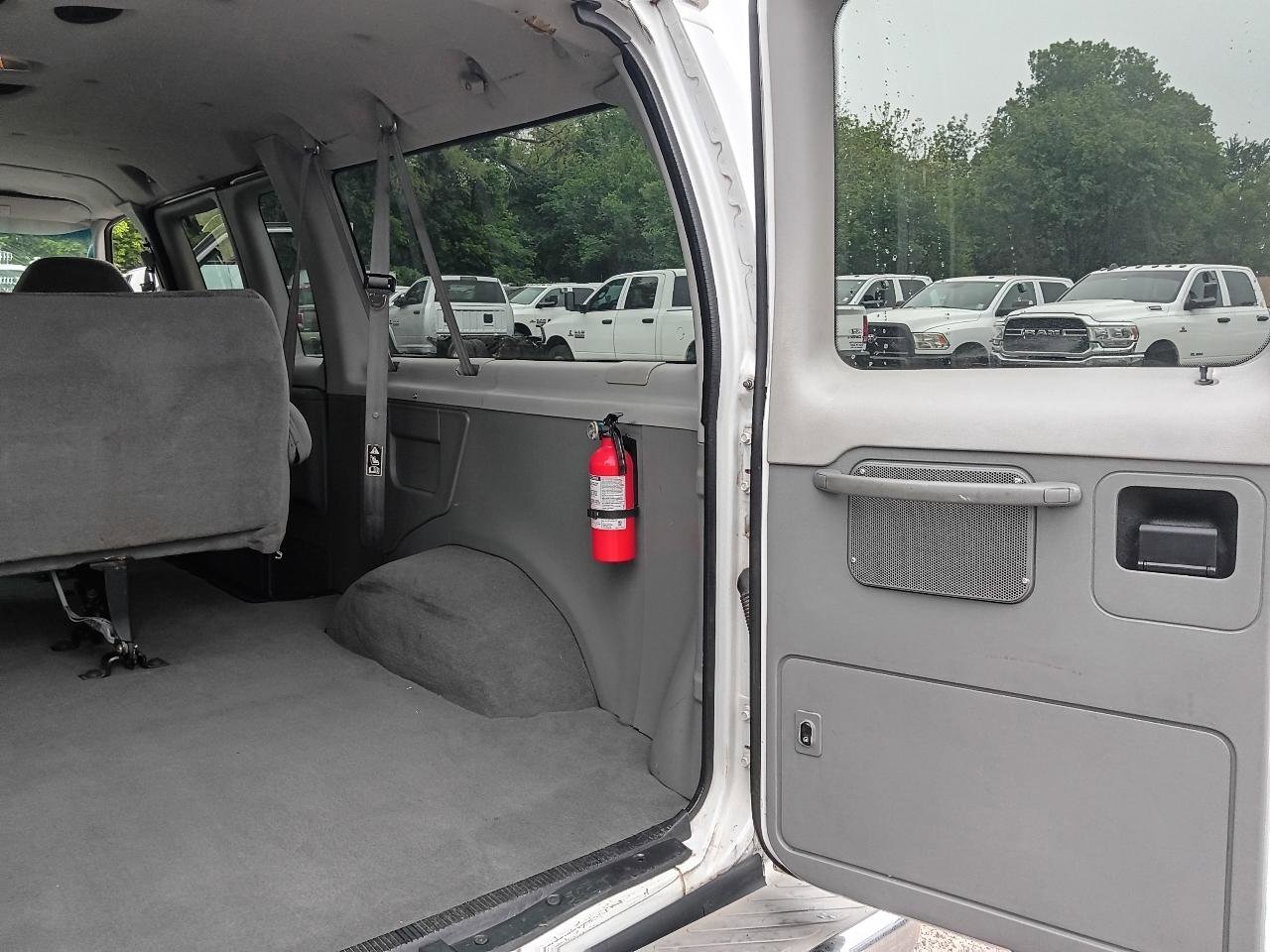 Used 2003 Ford E-150 and Econoline 150 Wagon RWD image 23