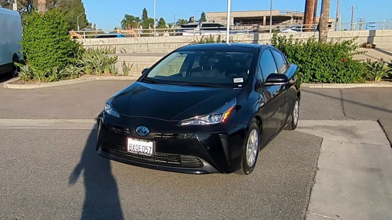 Used 2022 Toyota Prius LE FWD image 3