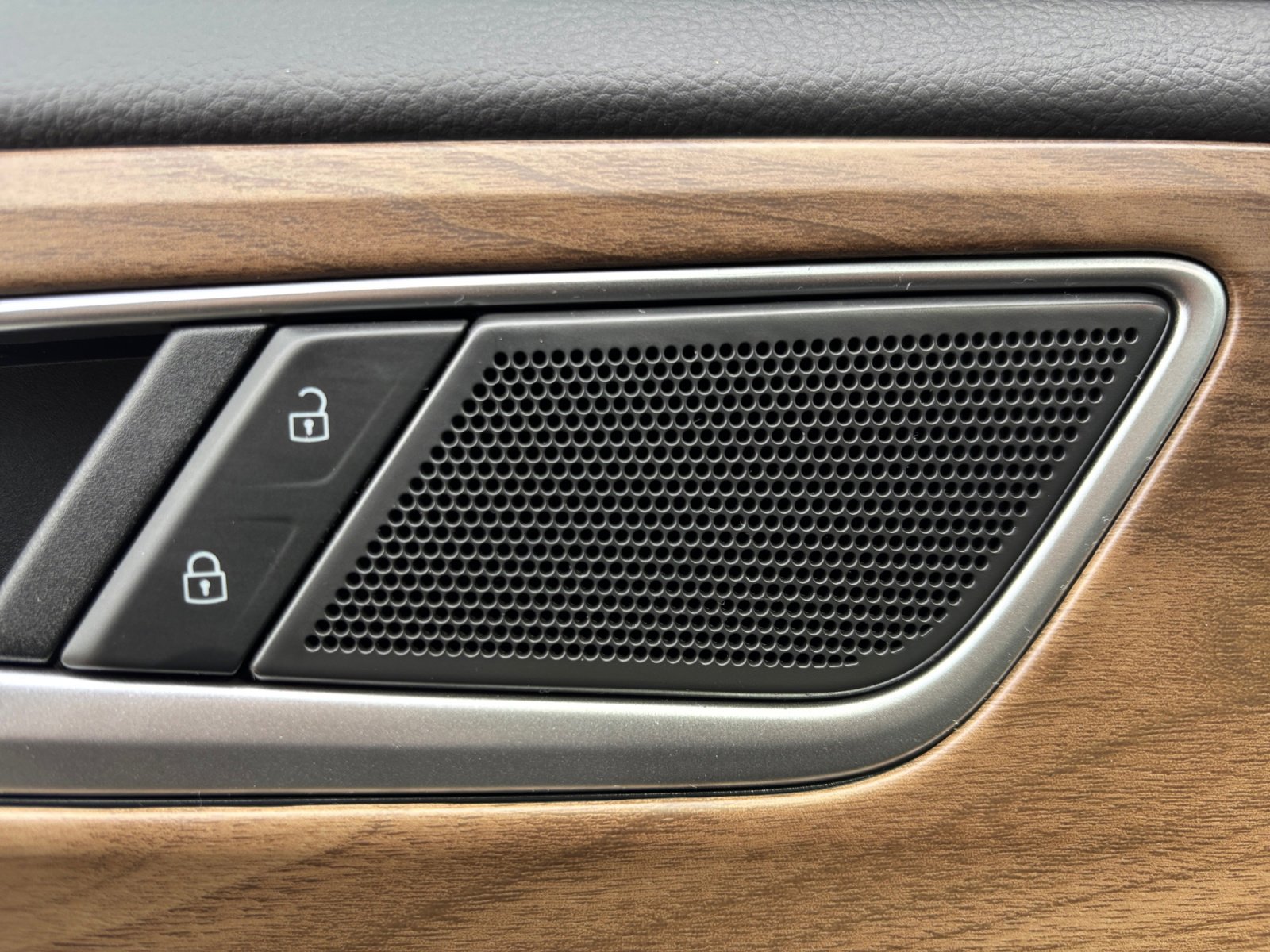 Used 2024 Volkswagen Atlas SE image 28