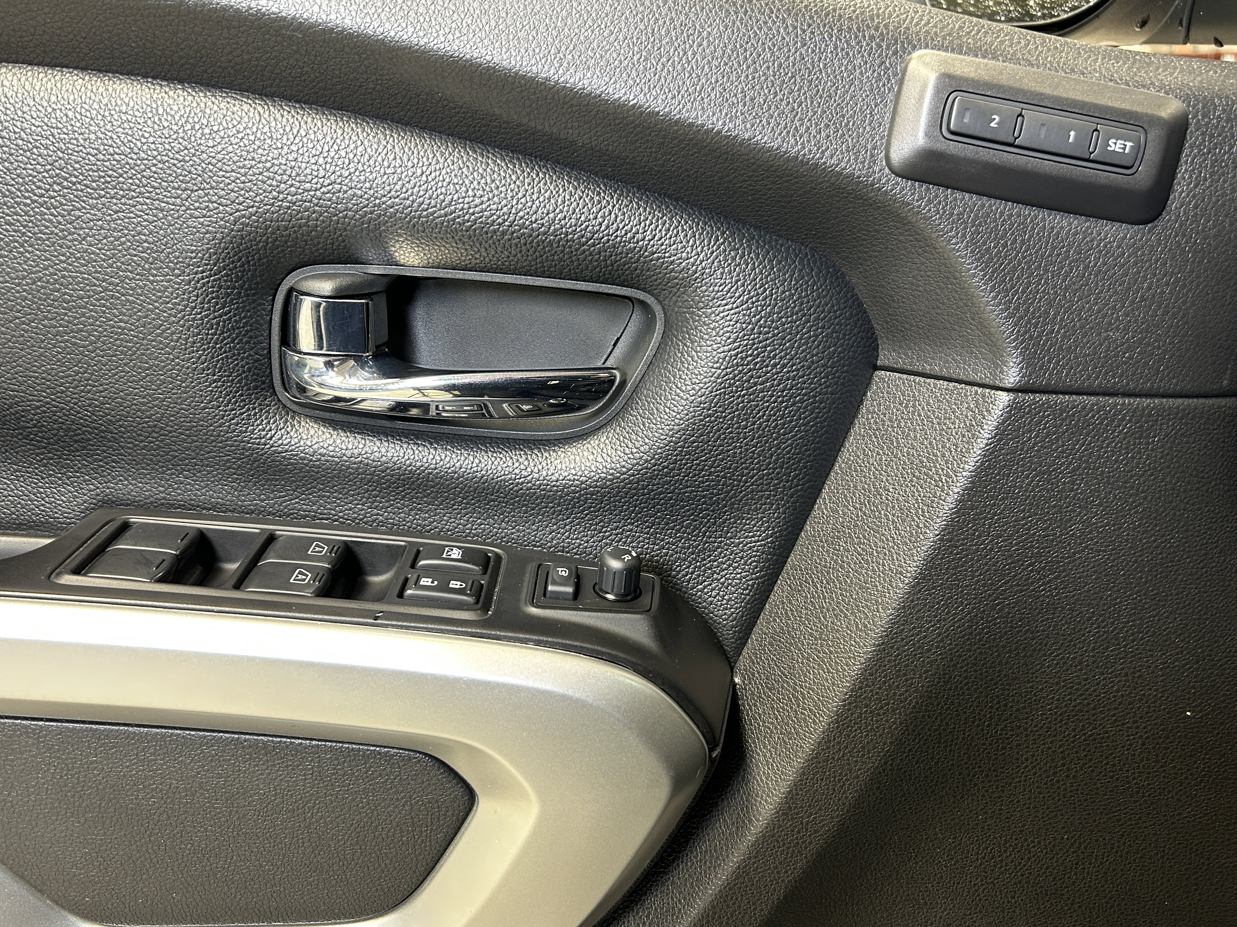 Used 2017 Nissan Titan SL image 19